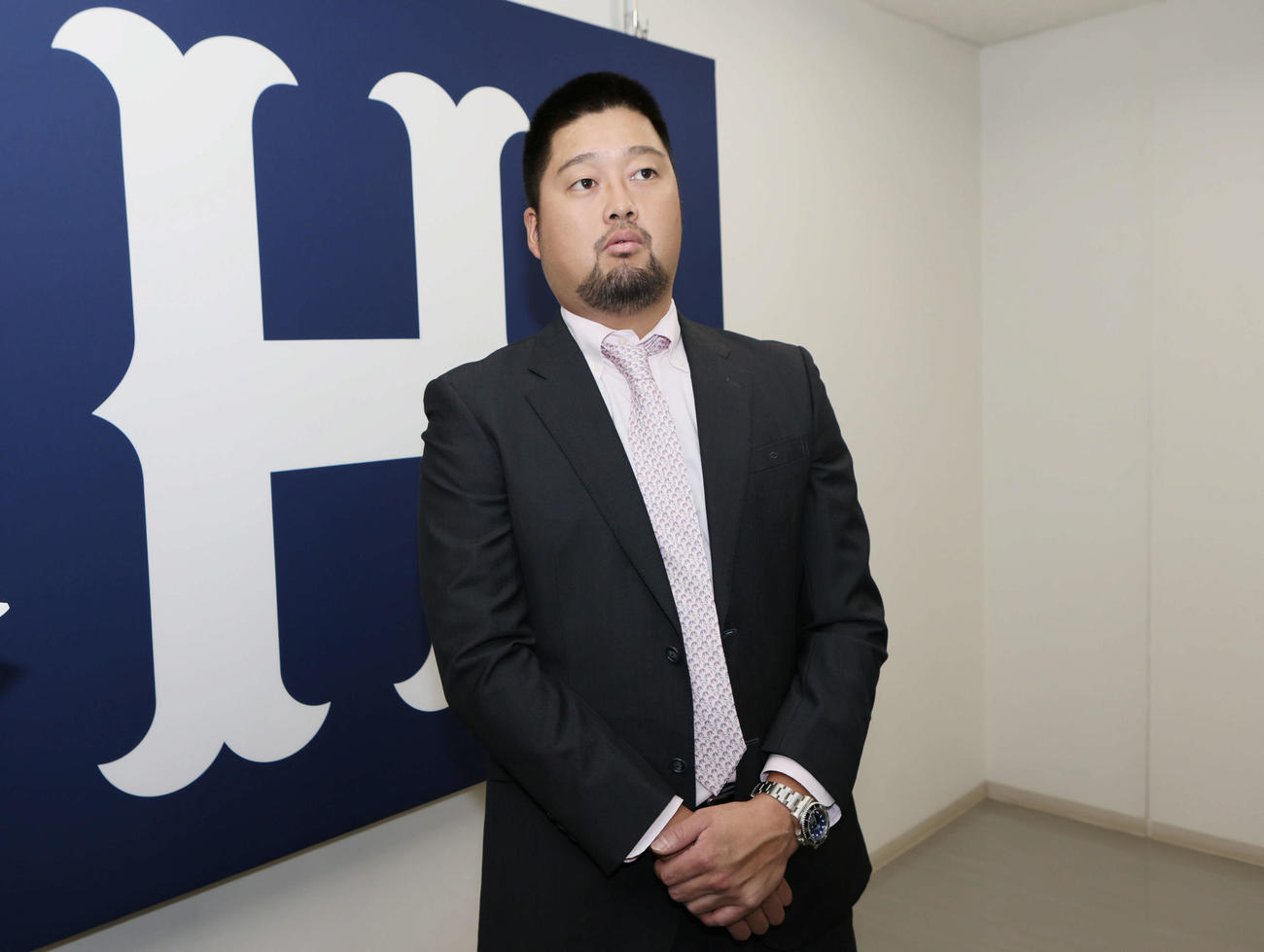 契約更改し、囲み取材に応じる広島中崎（撮影・加藤孝規）