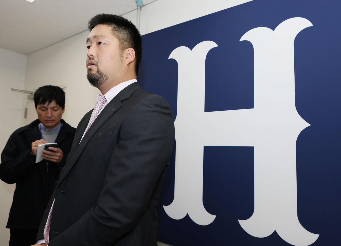 契約更改し、囲み取材に応じる広島中崎（撮影・加藤孝規）