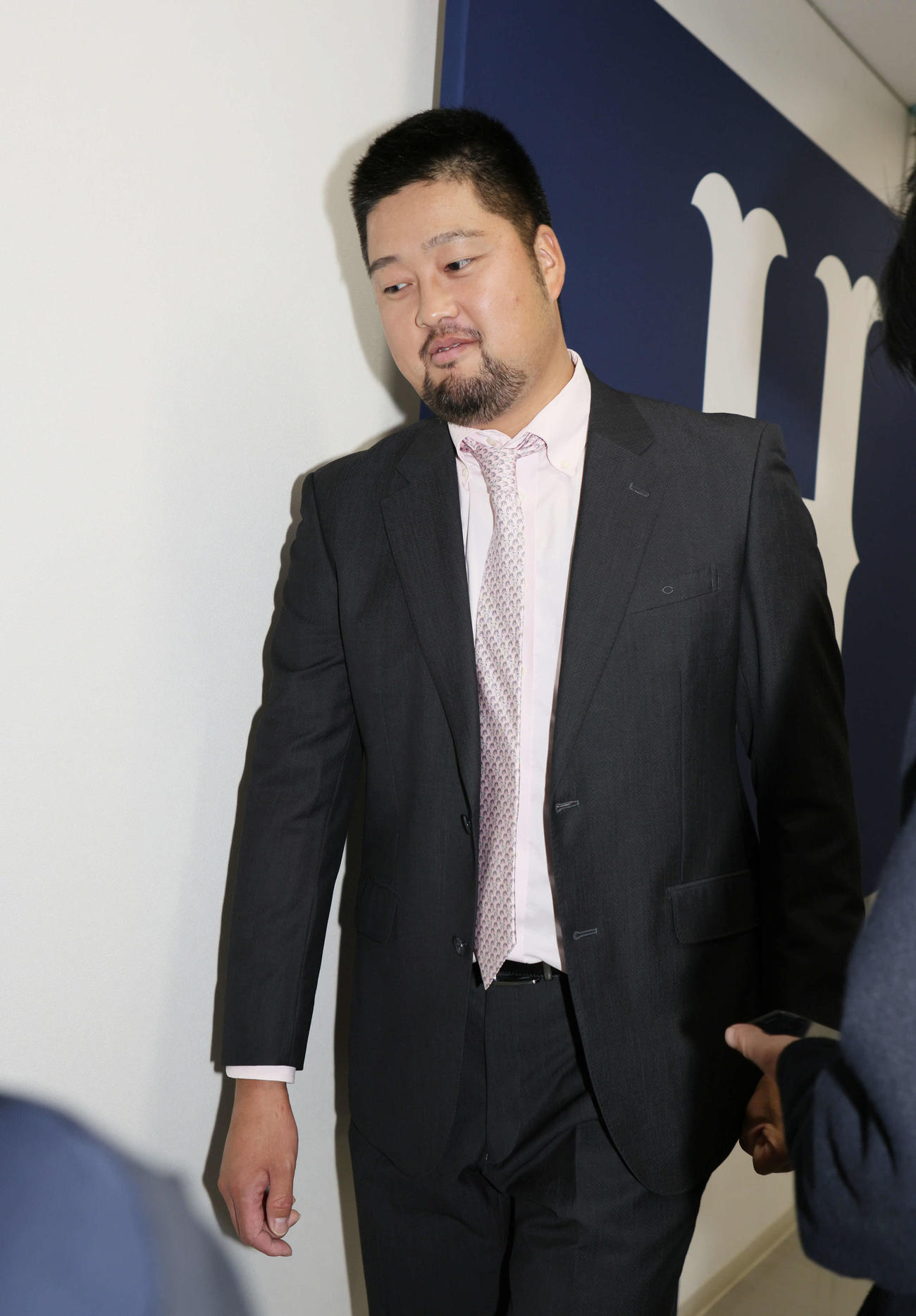 契約更改し、囲み取材に応じる広島中崎（撮影・加藤孝規）