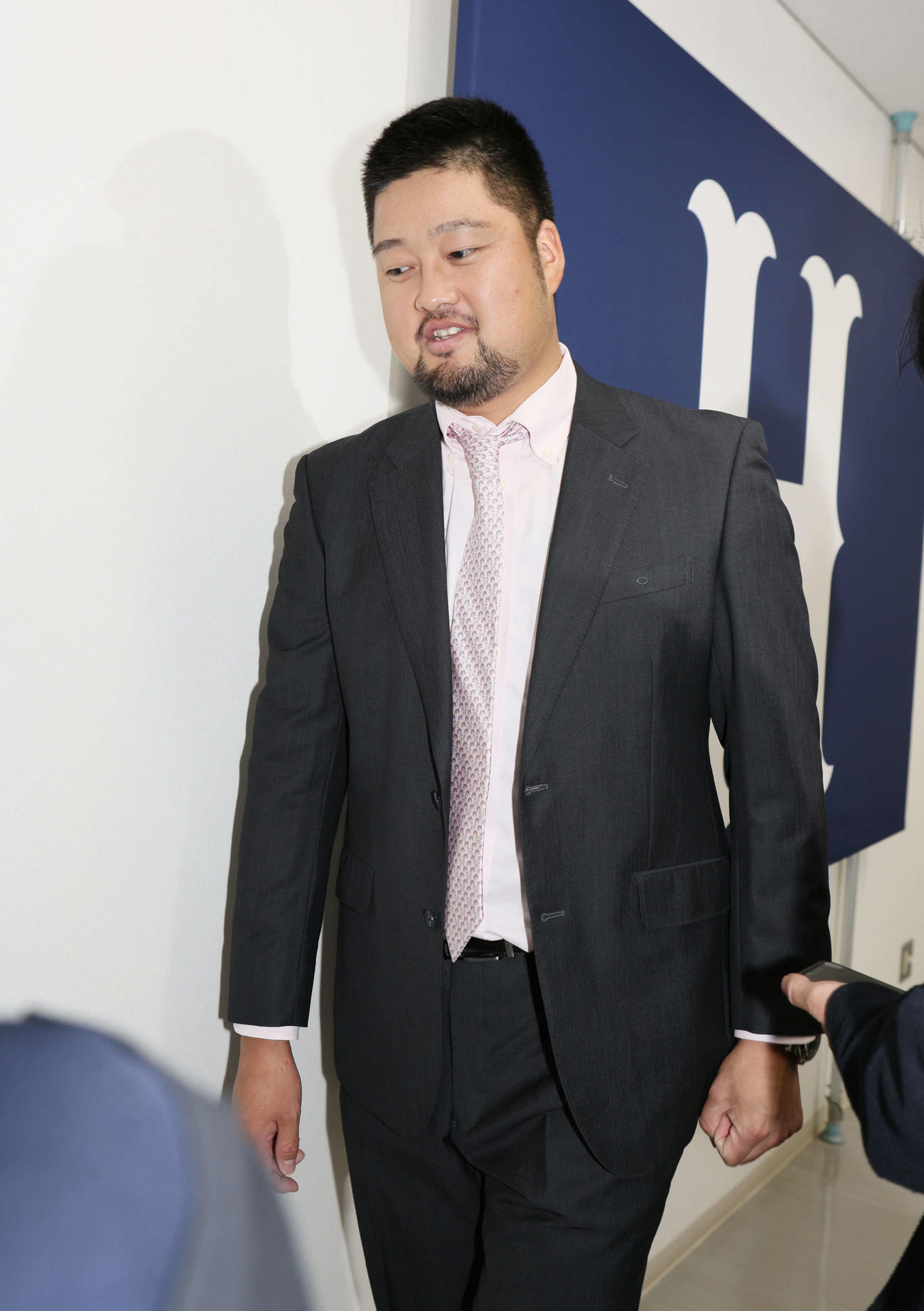 契約更改し、囲み取材に応じる広島中崎（撮影・加藤孝規）