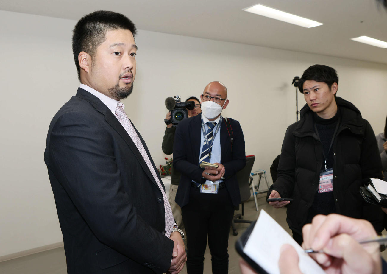 契約更改し、囲み取材に応じる広島中崎（撮影・加藤孝規）