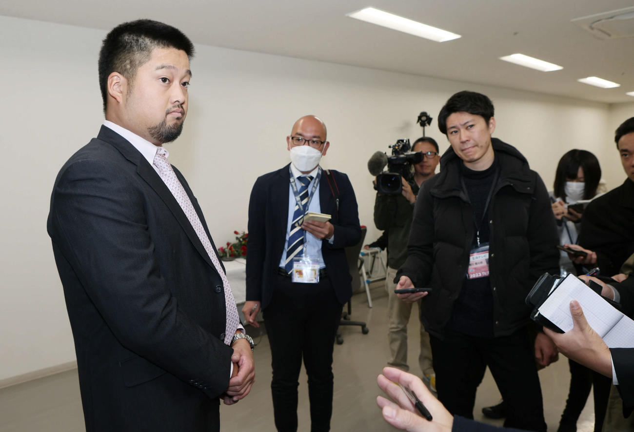 契約更改し、囲み取材に応じる広島中崎（撮影・加藤孝規）