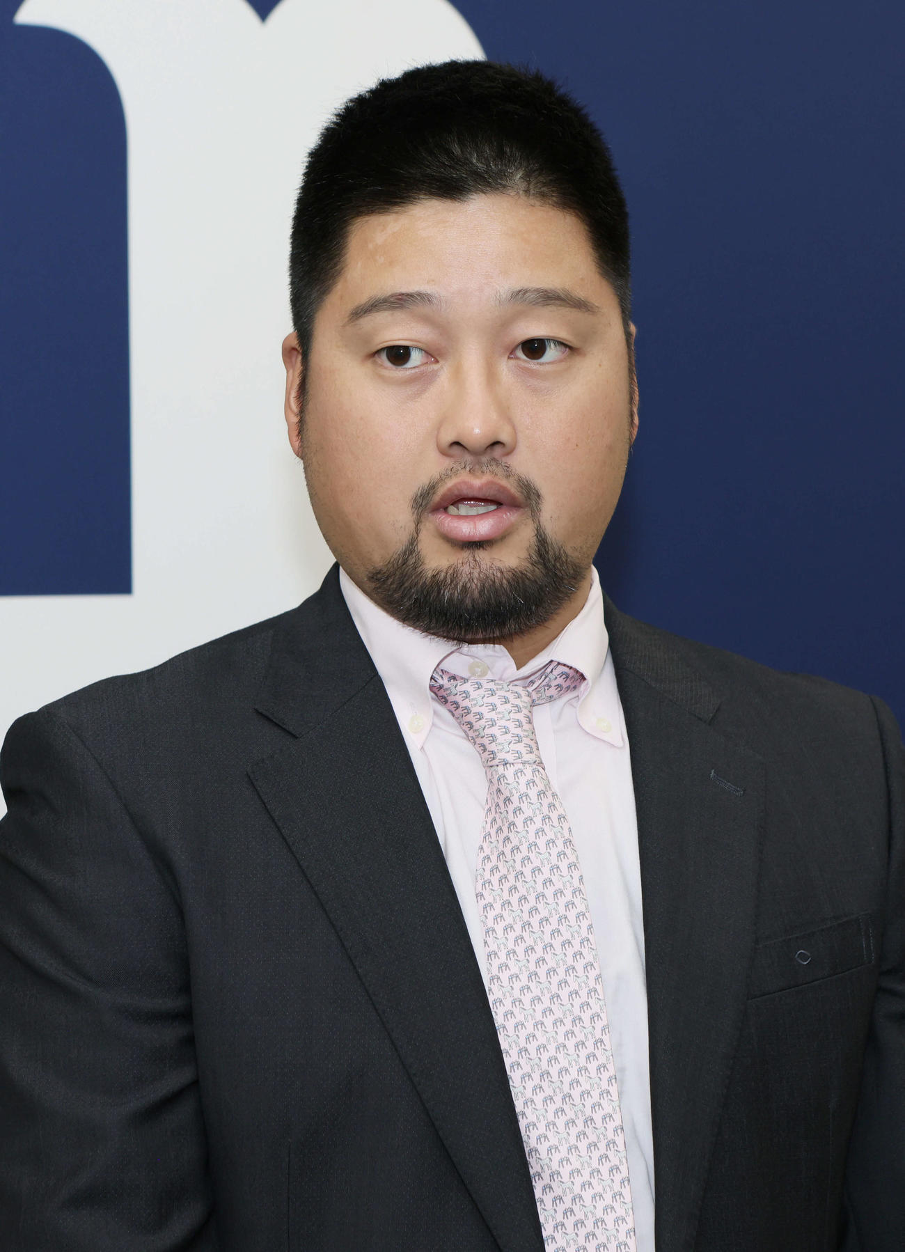 契約更改し、囲み取材に応じる広島中崎（撮影・加藤孝規）
