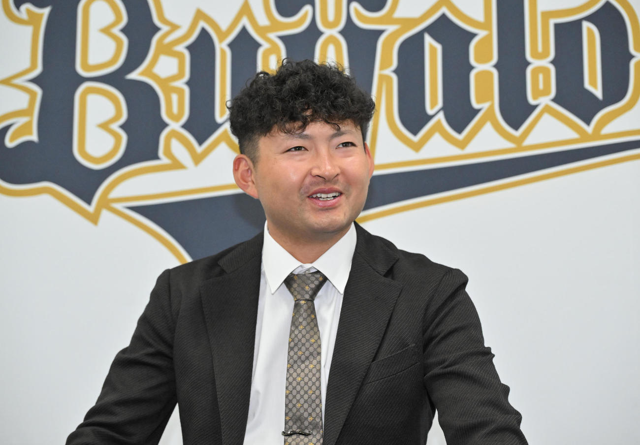 契約更改を終えて会見する小木田（撮影・石井愛子）