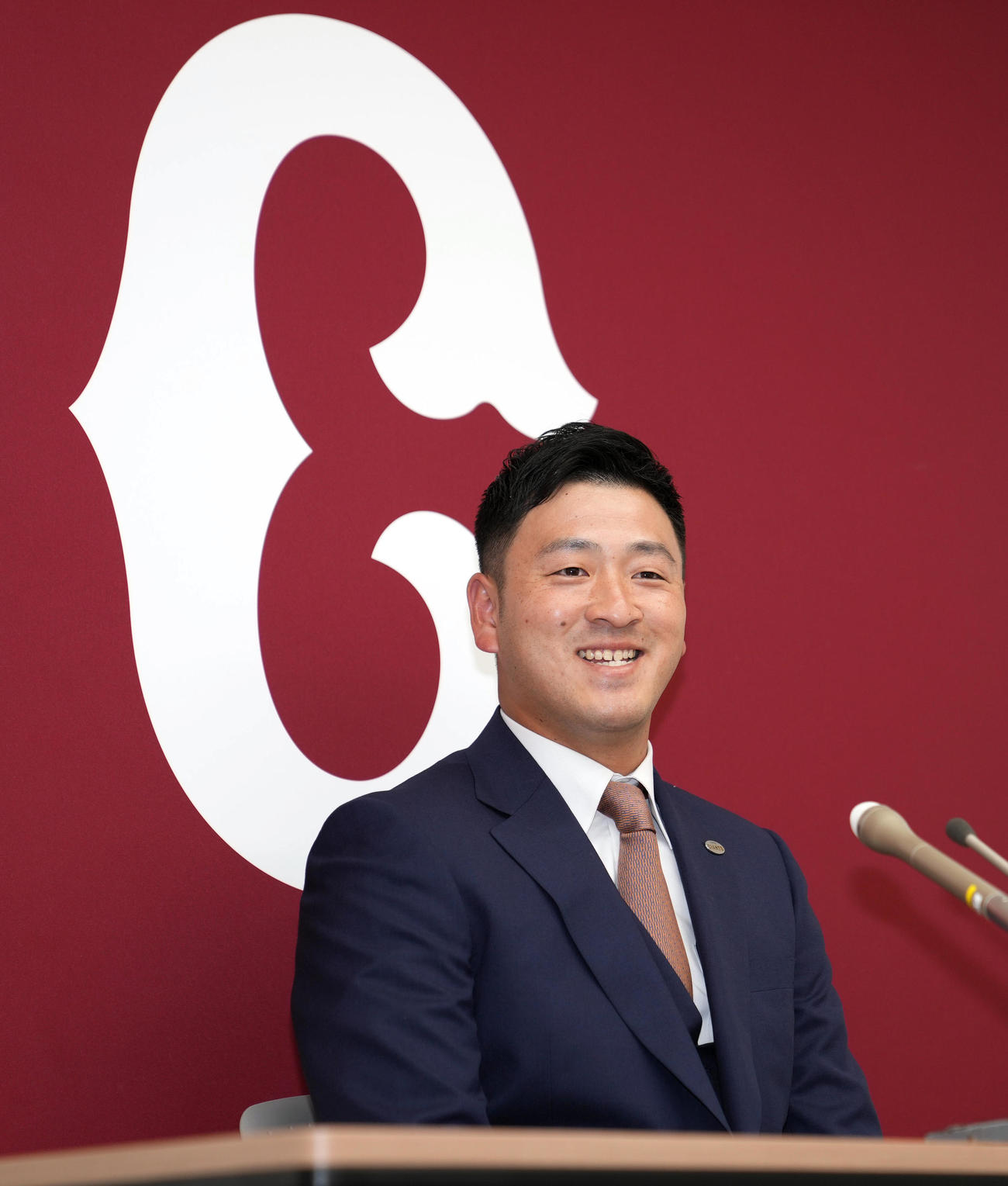 契約更改後、報道陣の質問に笑顔で答える巨人岸田（撮影・狩俣裕三）