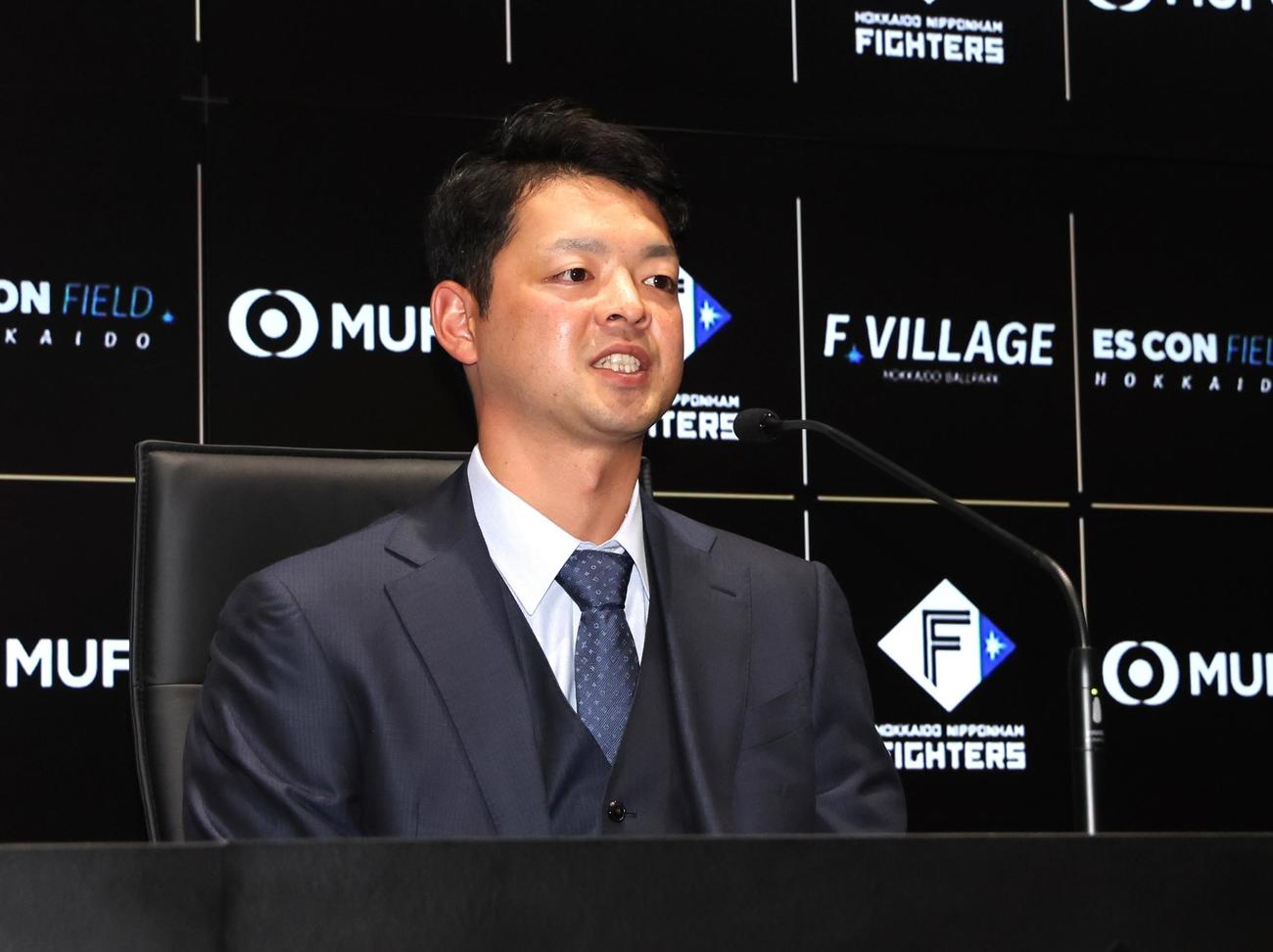 日本ハムへの移籍会見をする黒木（撮影・黒川智章）