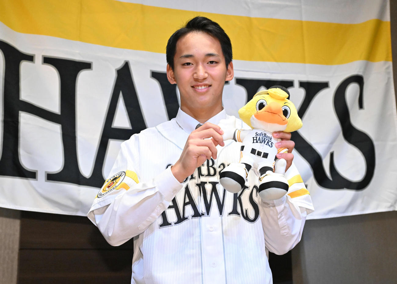 仮契約を終え笑顔を見せる前田（撮影・石井愛子）