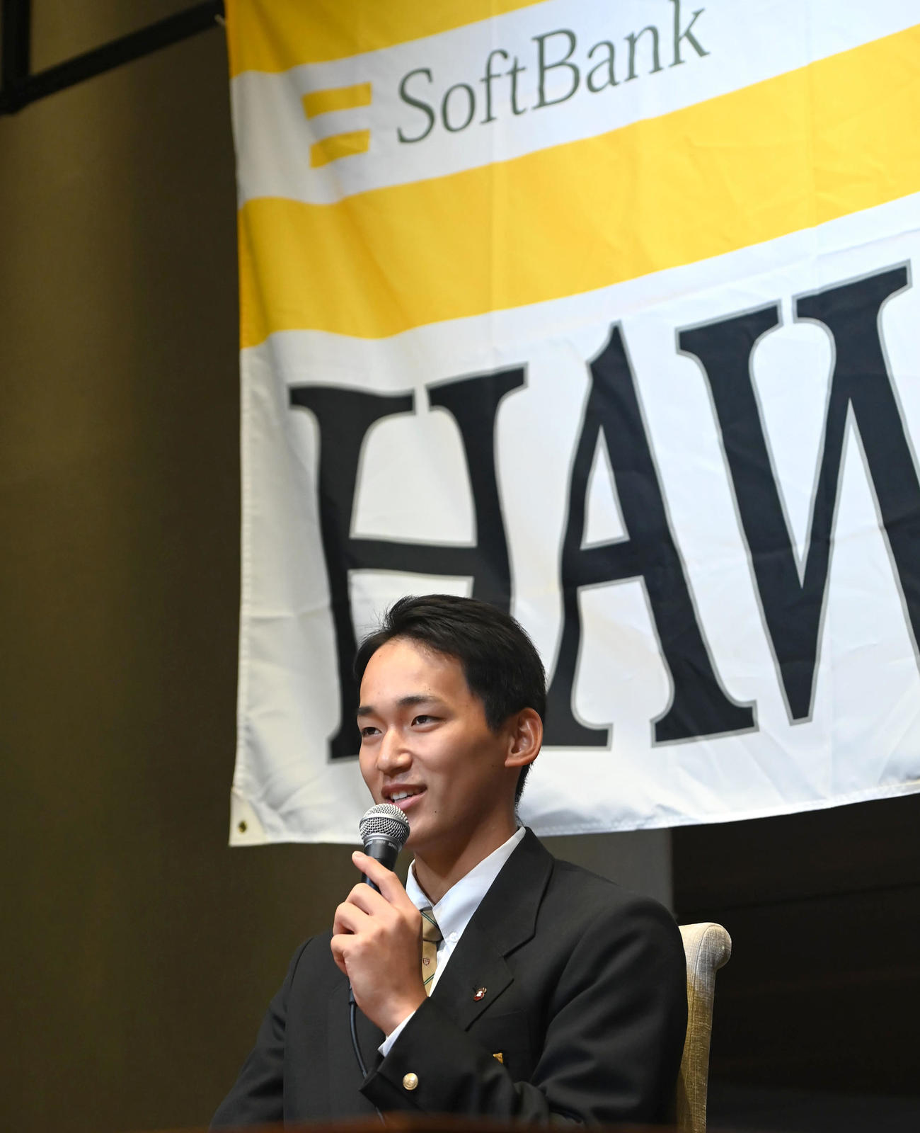 仮契約を終え会見する前田悠伍（撮影・石井愛子）