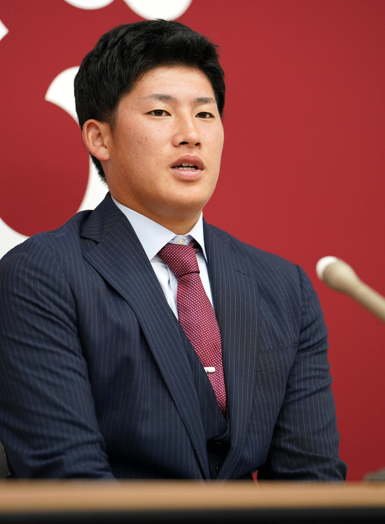 契約更改後、厳しい表情で記者の質問に答える巨人増田陸（撮影・狩俣裕三）