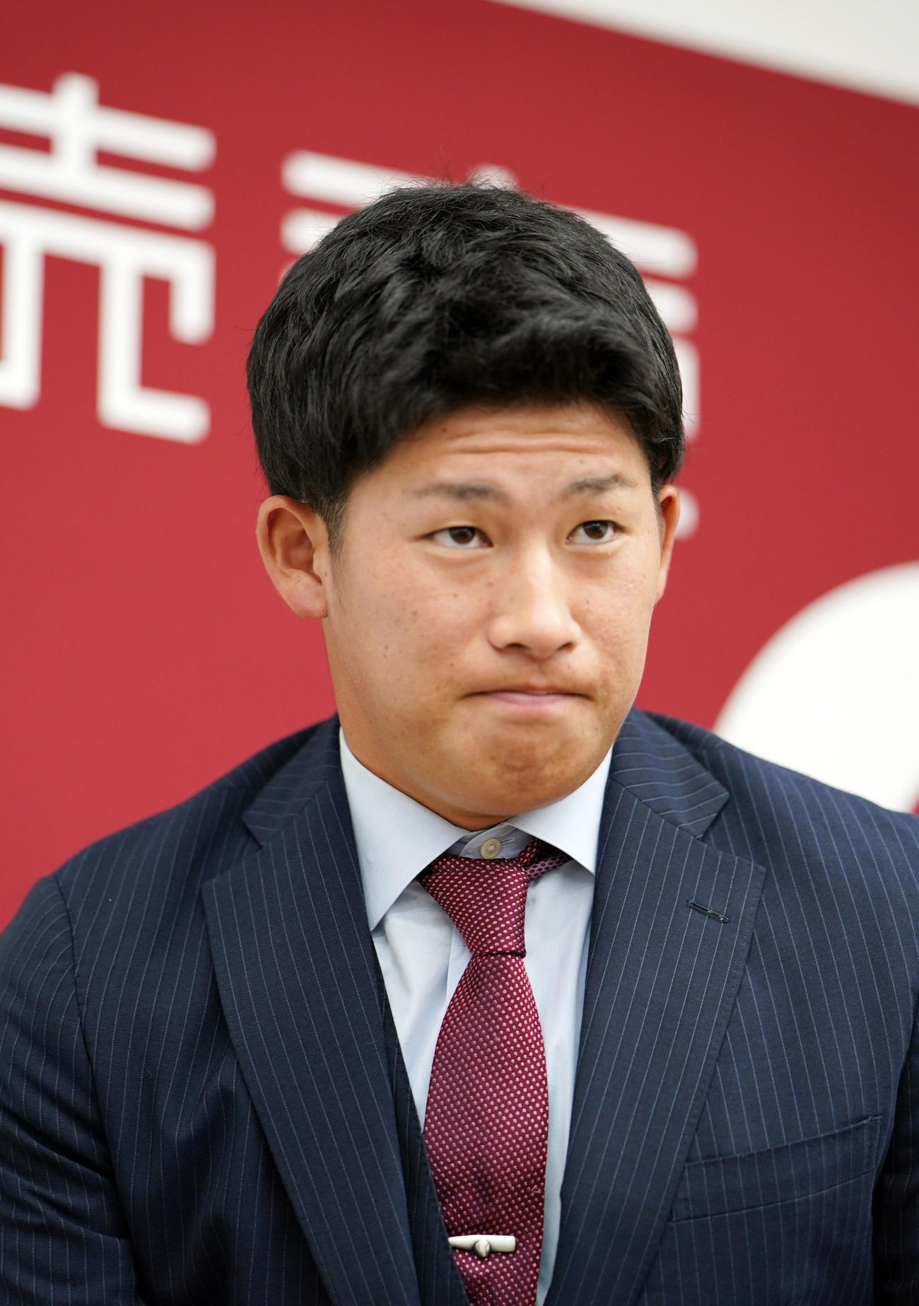 契約更改後、厳しい表情を見せる巨人増田陸（撮影・狩俣裕三）