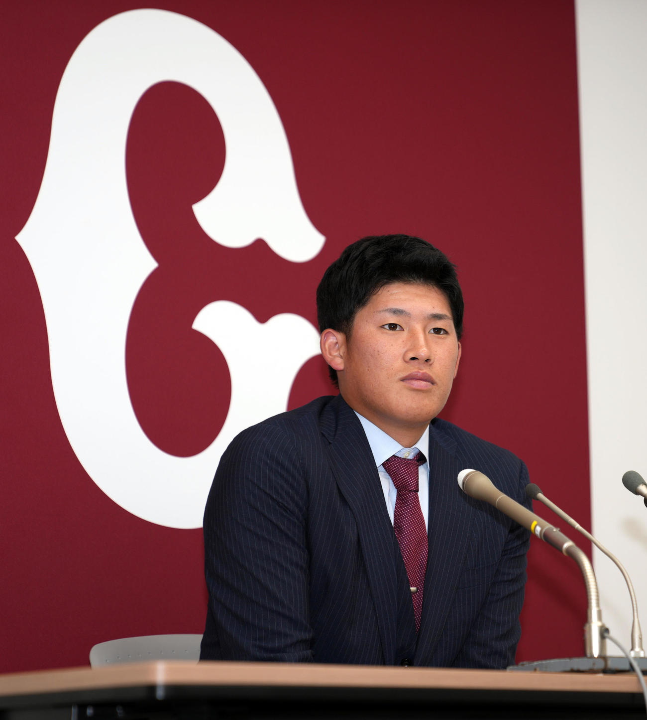 契約更改後、厳しい表情を見せる巨人増田陸（撮影・狩俣裕三）