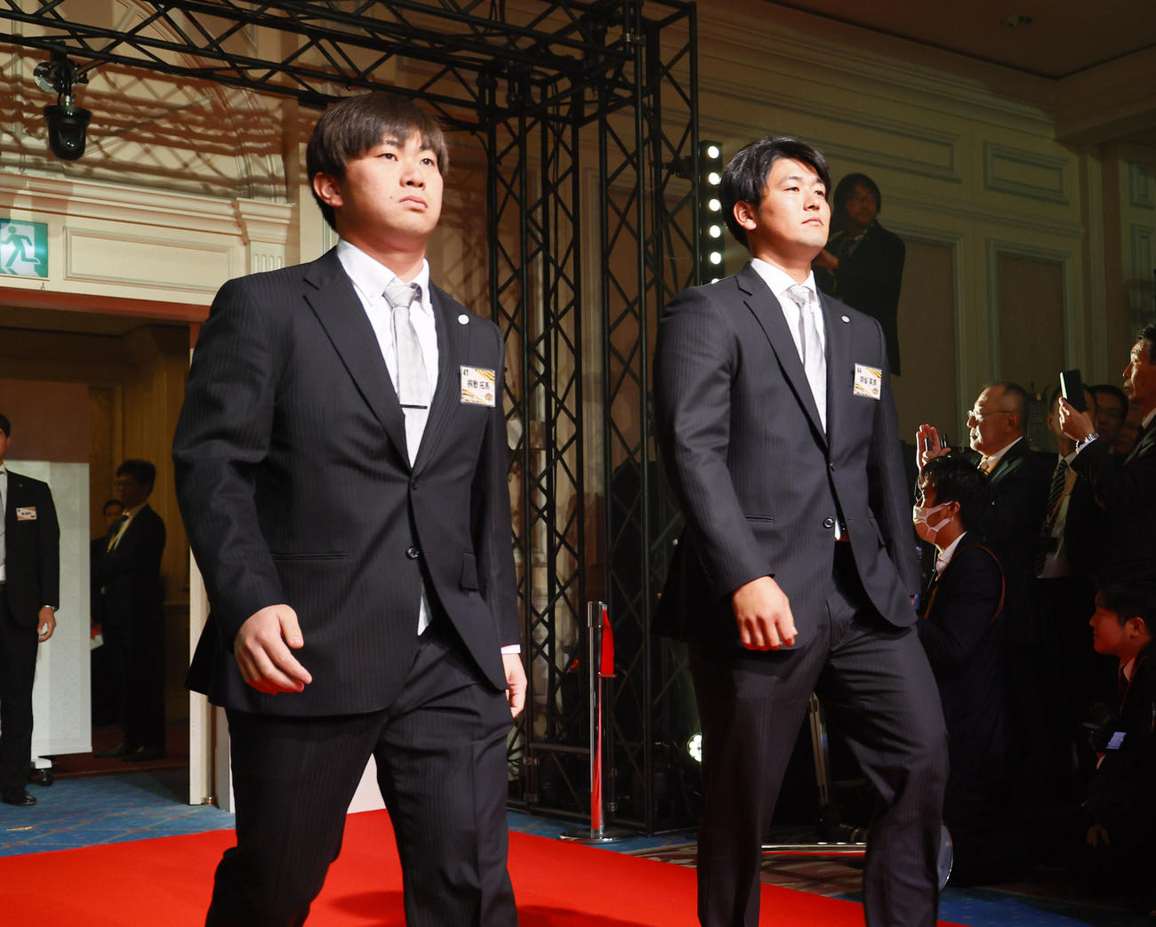 日本一・リーグ優勝祝賀会で入場する阪神桐敷（左）と岡留（撮影・藤尾明華）
