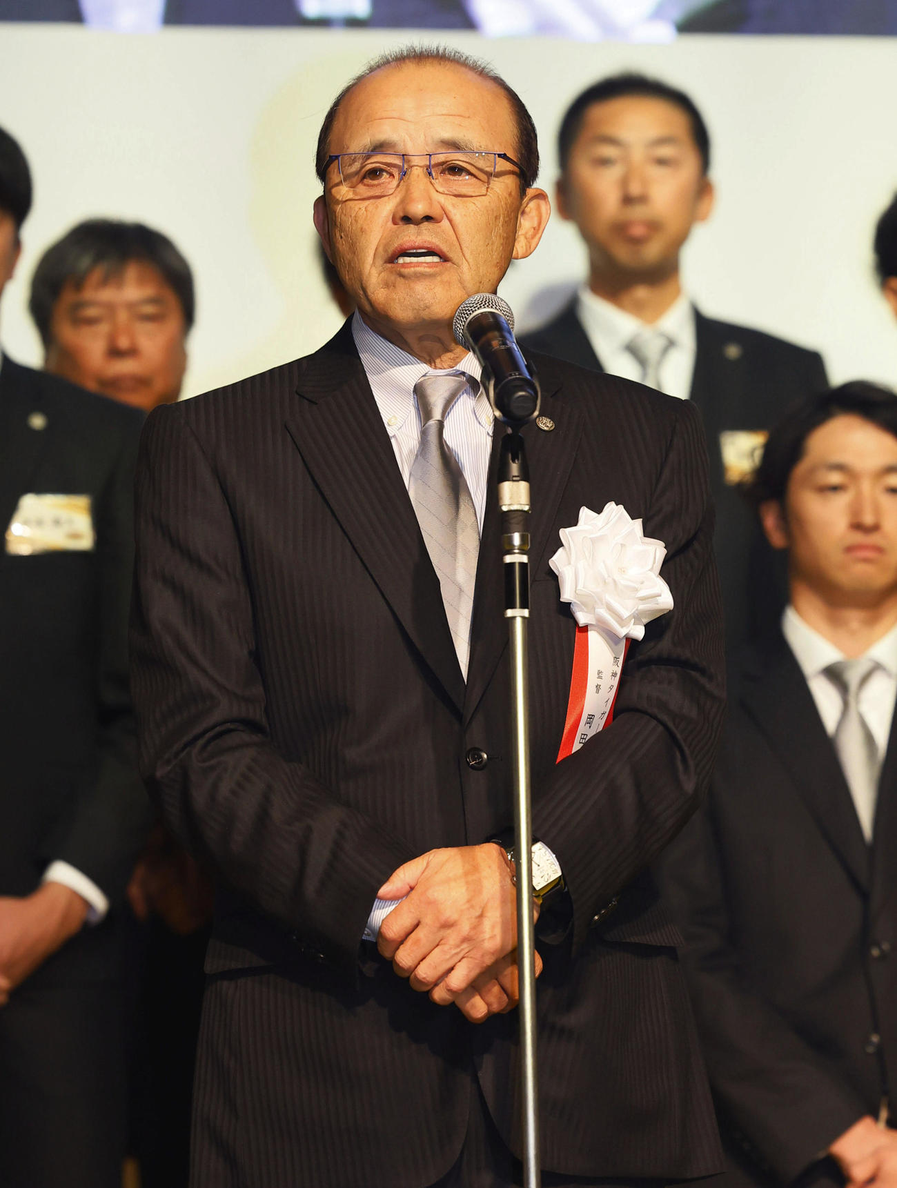 日本一・リーグ優勝祝賀会であいさつする阪神岡田監督（撮影・藤尾明華）