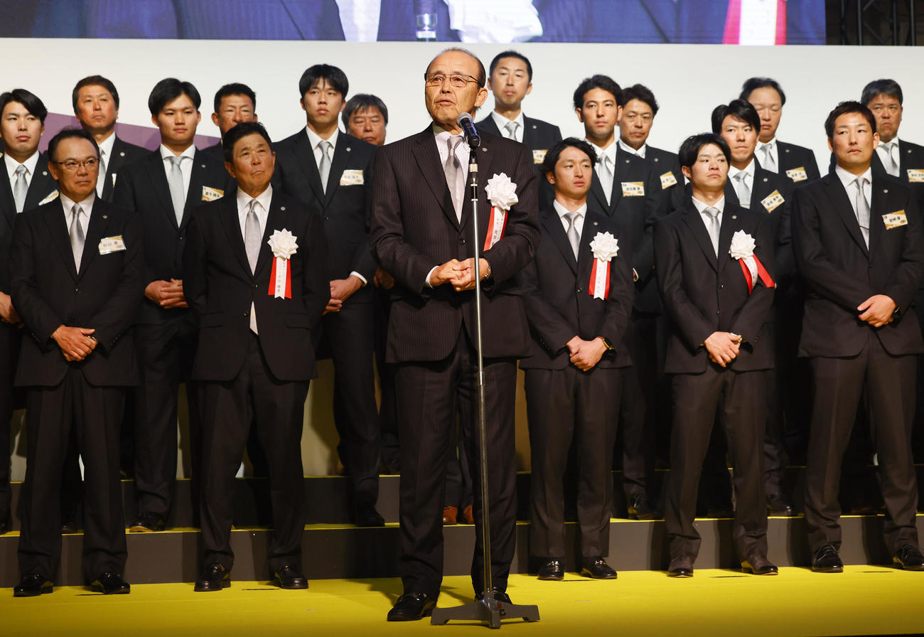 日本一・リーグ優勝祝賀会であいさつする阪神岡田監督（撮影・藤尾明華）