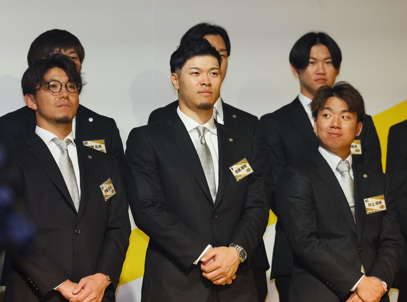 日本一・リーグ優勝祝賀会のあいさつで岡田監督に「アレンパ」を褒められた阪神佐藤輝（中央）（撮影・藤尾明華）