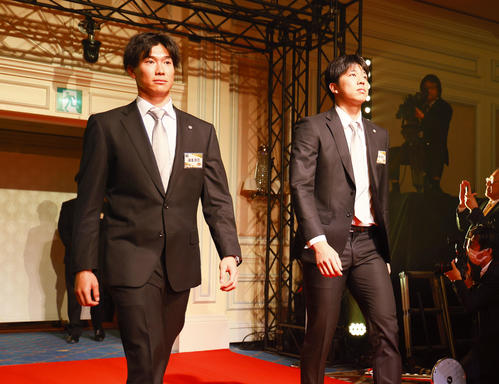 日本一・リーグ優勝祝賀会で入場する阪神湯浅（左）と才木（撮影・藤尾明華）