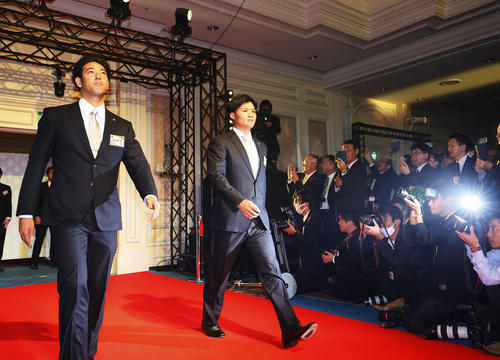 日本一・リーグ優勝祝賀会で入場する阪神加治屋（左）と森下（撮影・藤尾明華）