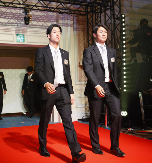 日本一・リーグ優勝祝賀会で入場する阪神小幡（左）と西純（撮影・藤尾明華）