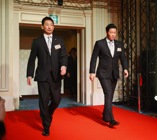 日本一・リーグ優勝祝賀会で入場する阪神岩崎と大山（撮影・藤尾明華）