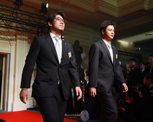 日本一・リーグ優勝祝賀会で入場する阪神伊藤将（左）大竹（撮影・藤尾明華）