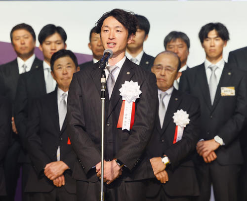 日本一・リーグ優勝祝賀会であいさつする阪神近本（撮影・藤尾明華）