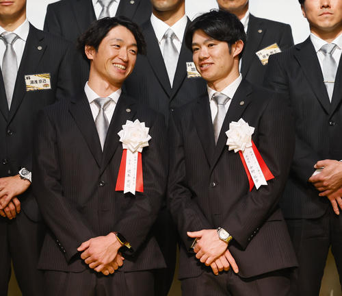 日本一・リーグ優勝祝賀会で笑顔で言葉を交わす阪神近本（左）と中野（撮影・藤尾明華）