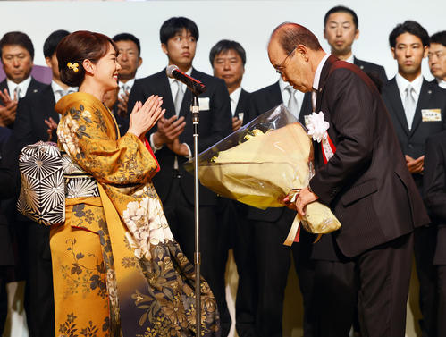 岡田監督（右）に花束を贈呈する歌手の丘みどり（撮影・藤尾明華）