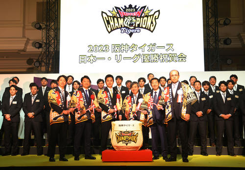 日本一・リーグ優勝祝賀会で鏡割りを前に記念写真に納まる（手前左から）阪神近本、斎藤兵庫県知事、吉村大阪府知事、杉山オーナー、佐藤衆議院議員、阪神岡田監督（撮影・藤尾明華）