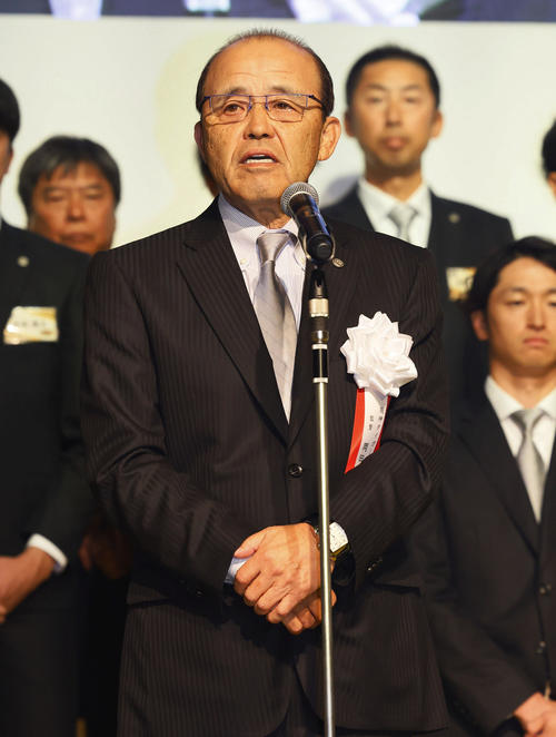 日本一・リーグ優勝祝賀会であいさつする阪神岡田監督（撮影・藤尾明華）