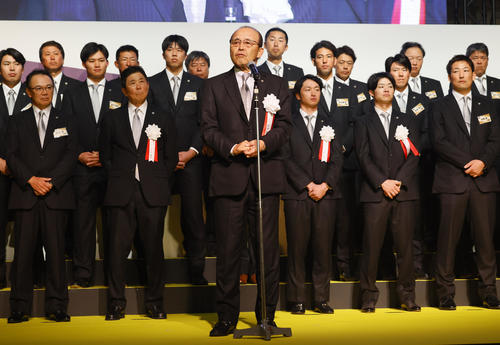 日本一・リーグ優勝祝賀会であいさつする阪神岡田監督（撮影・藤尾明華）