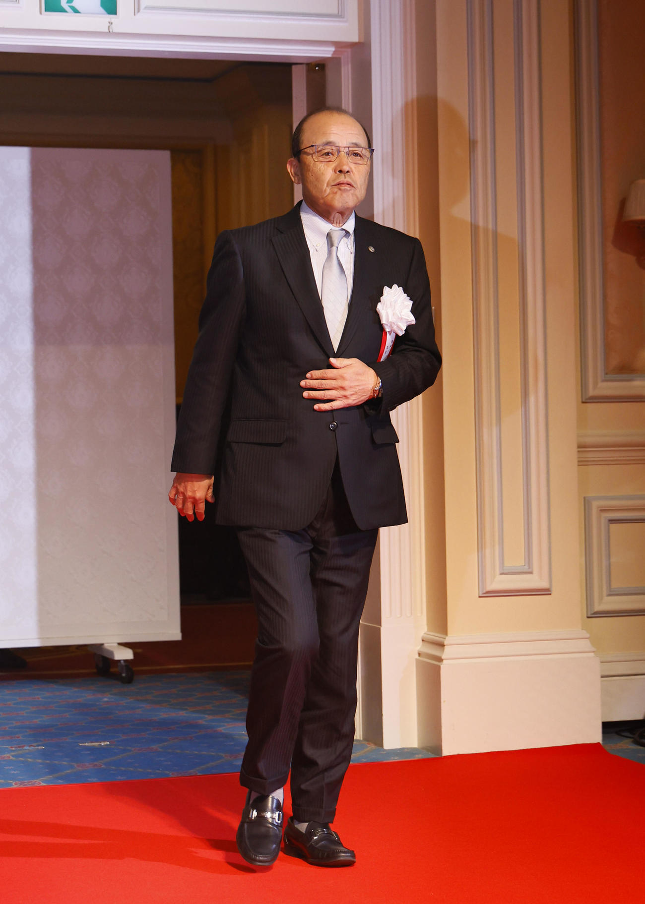 日本一・リーグ優勝祝賀会で入場でする阪神岡田監督（撮影・藤尾明華）