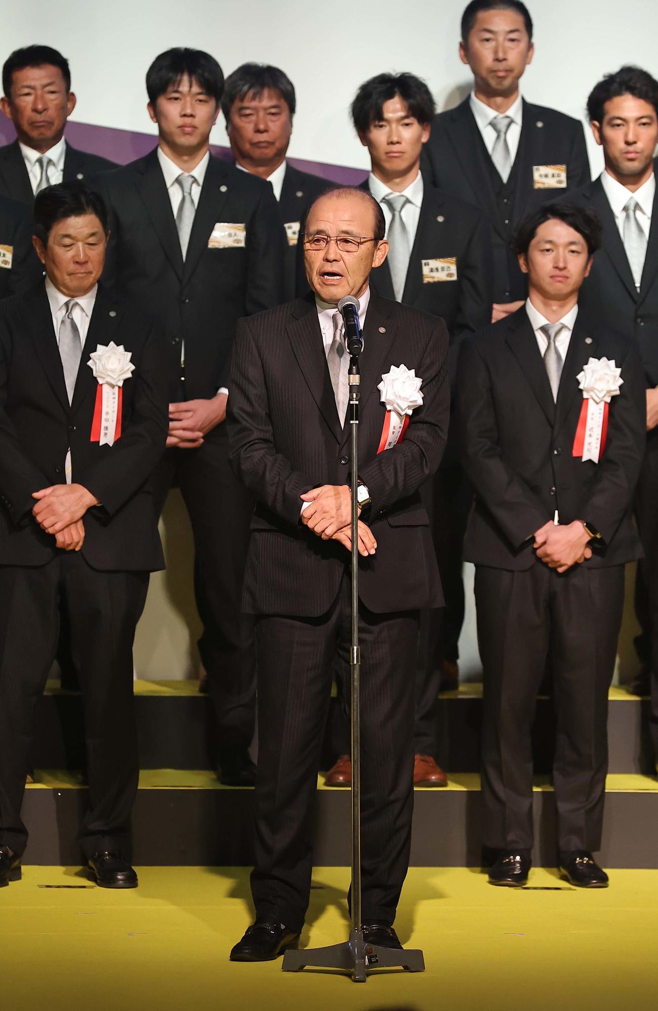 2023　阪神タイガース日本一・リーグ優勝祝賀会であいさつをする岡田監督（撮影・上田博志）
