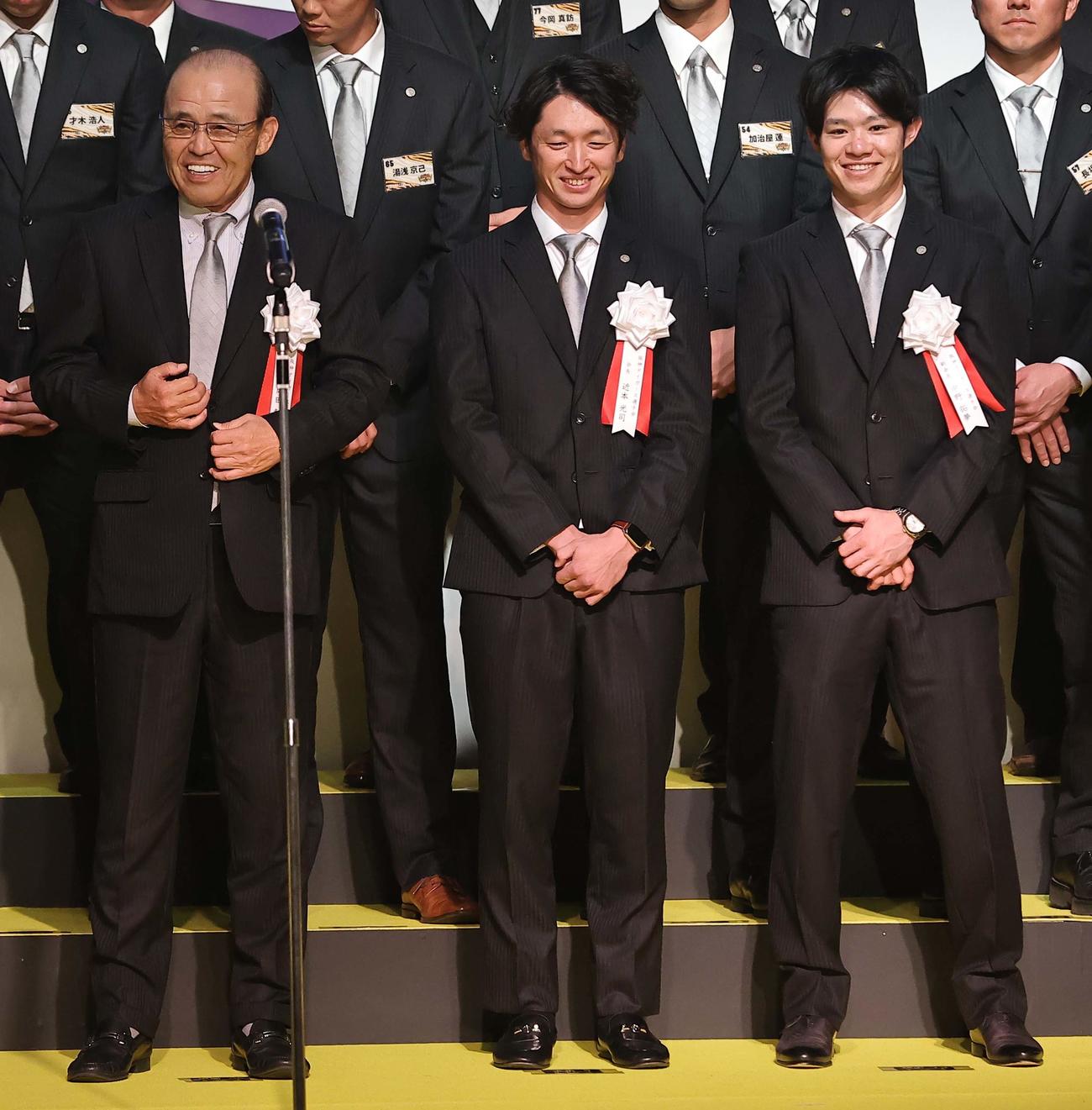 2023　阪神タイガース日本一・リーグ優勝祝賀会でのあいさつを終えた岡田監督（左）は笑顔を見せる（撮影・上田博志）