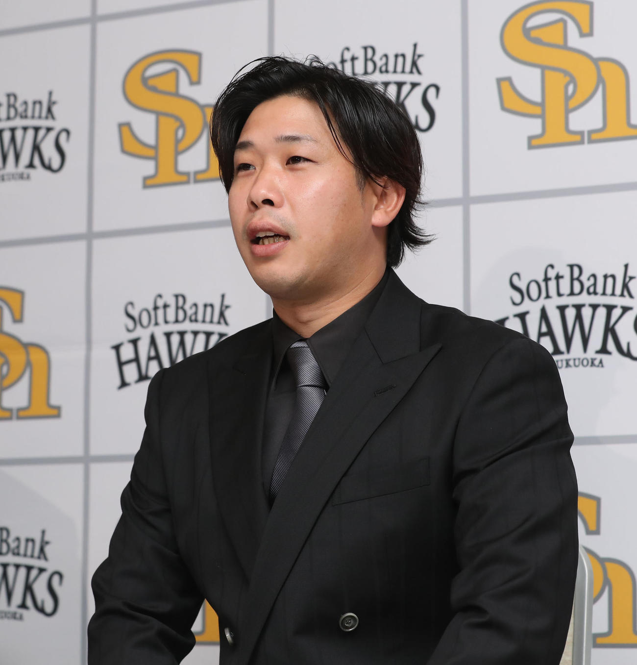 育成契約を結び会見する鍬原（撮影・冨田成美）