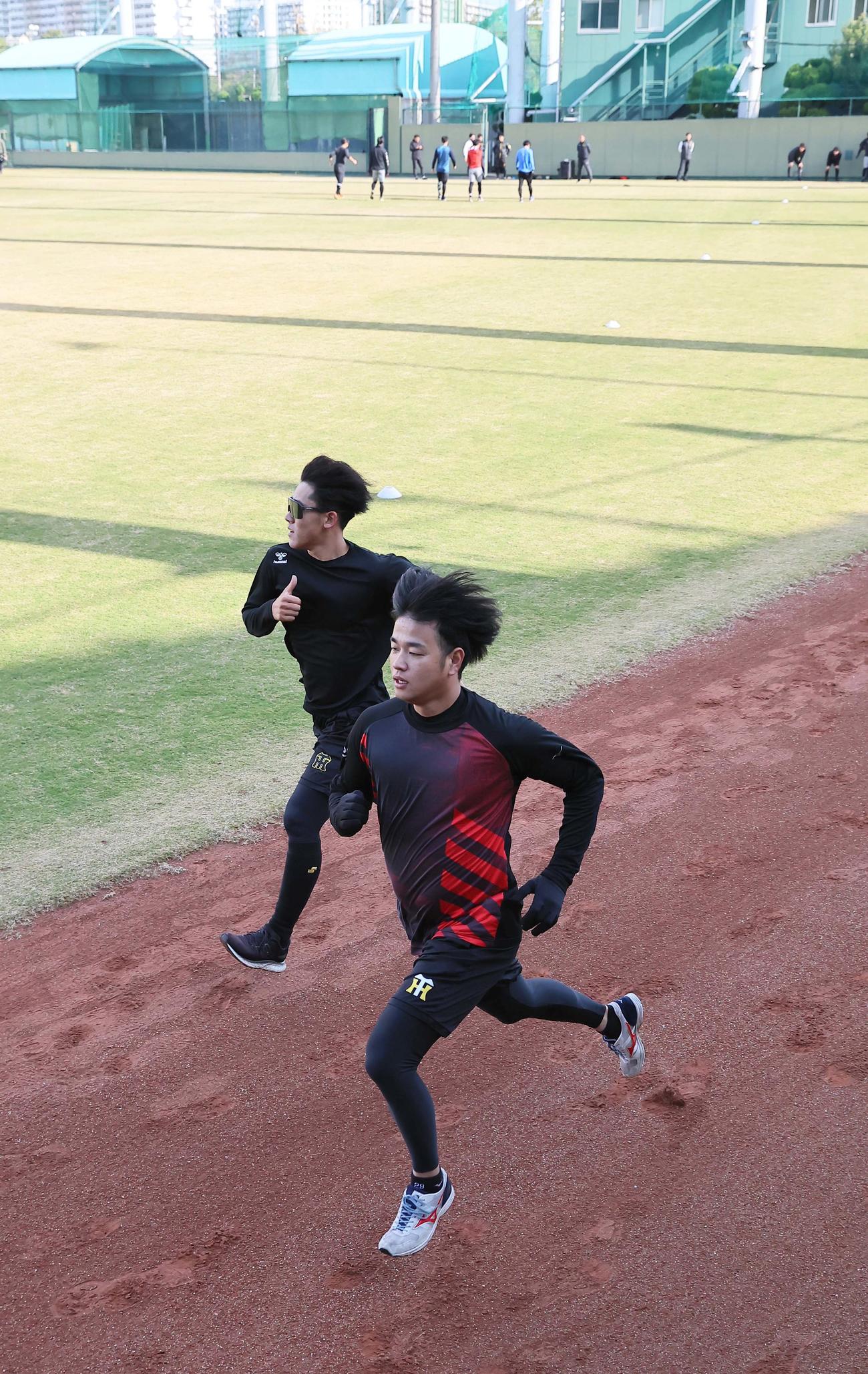 外野をダッシュする高橋（右）と富田（撮影・上田博志）