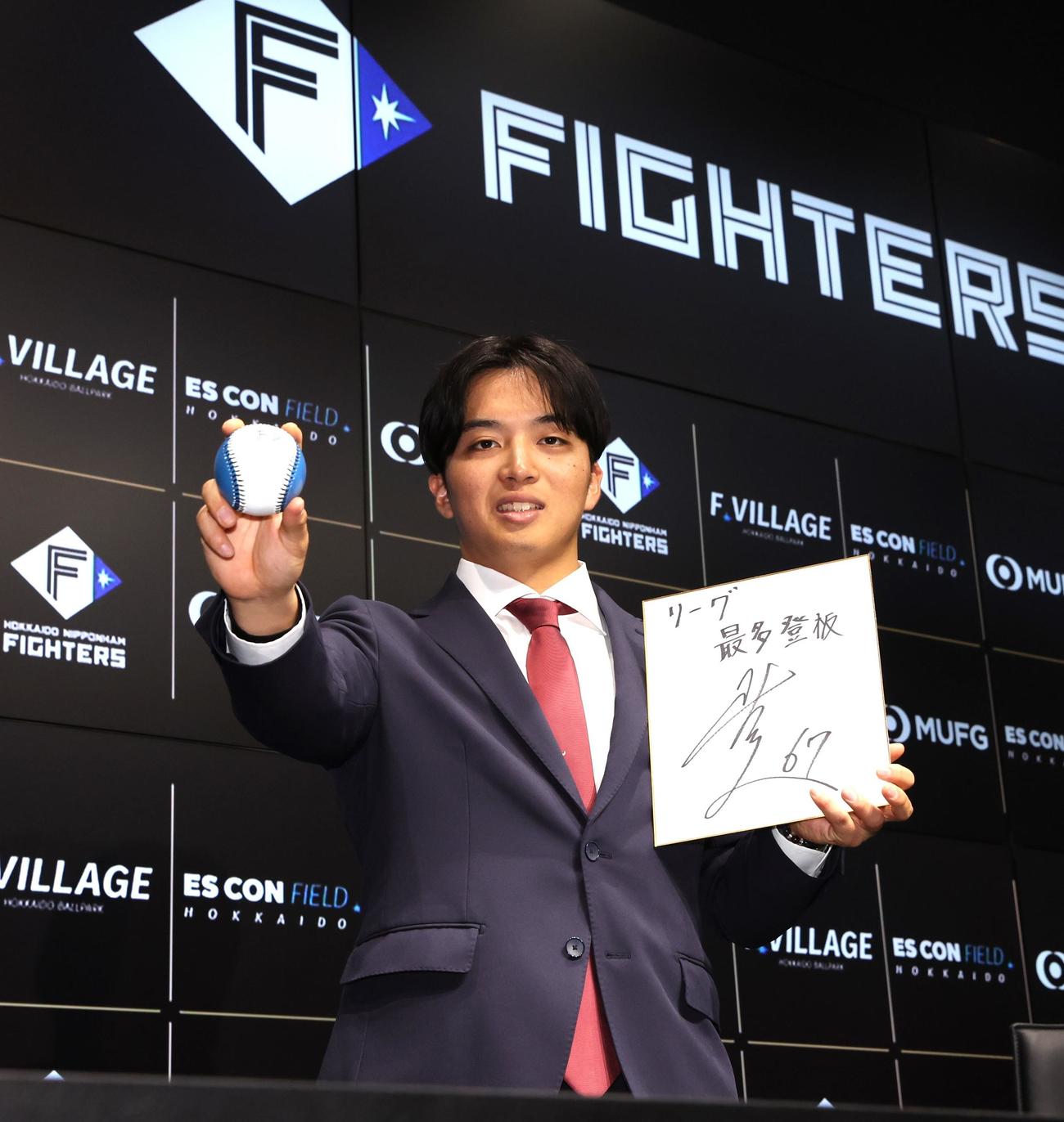 契約更改を終え来季目標に「リーグ最多登板」を掲げる日本ハム山本拓（撮影・黒川智章）