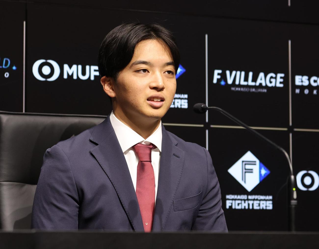 契約更改を終え会見する日本ハム山本拓（撮影・黒川智章）