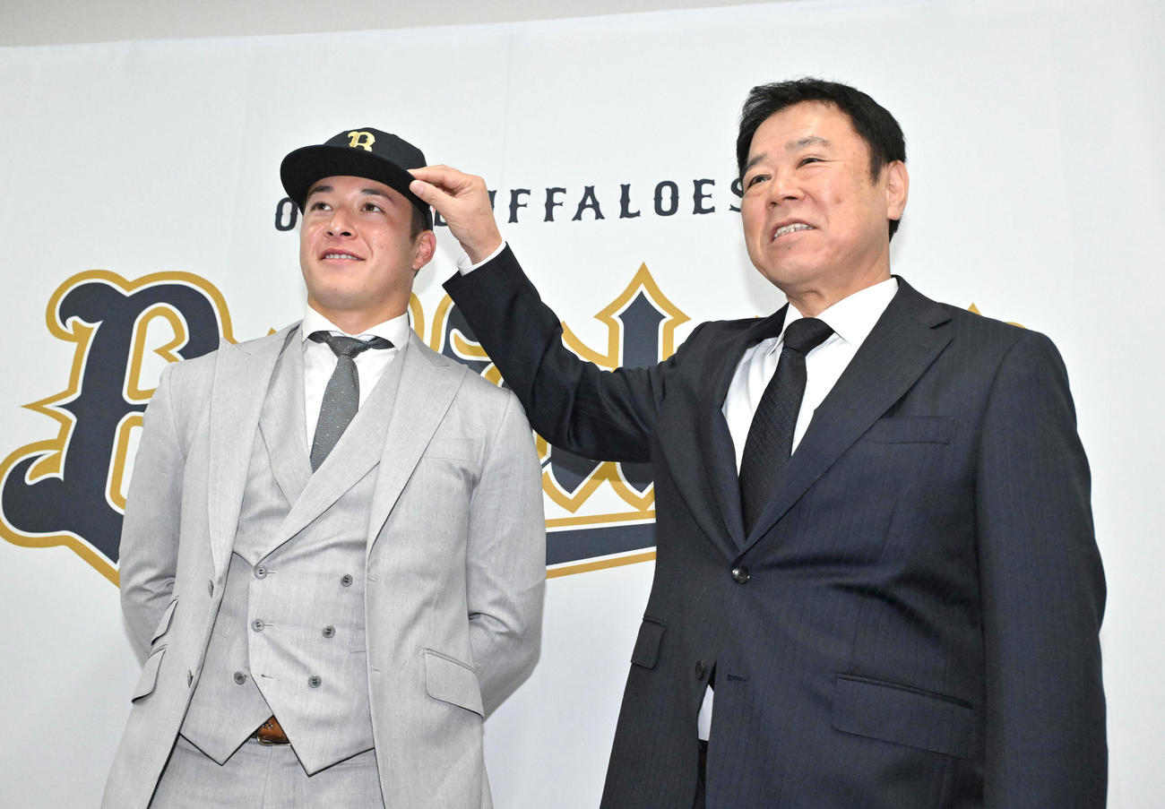 会見を終え福良淳一GM（右）と記念撮影をする吉田輝（撮影・石井愛子）