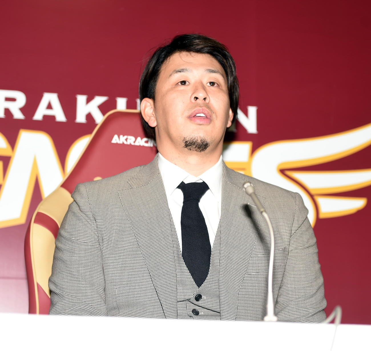 契約更改交渉を終えて取材対応する楽天浅村（撮影・山田愛斗）
