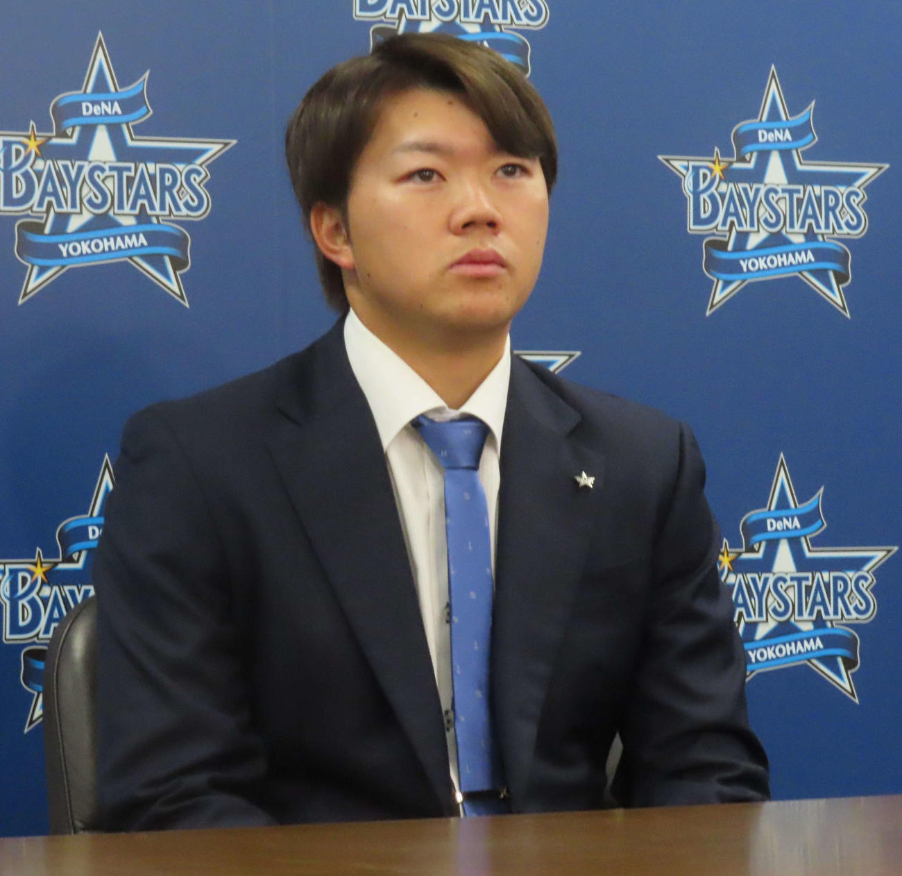 契約更改に臨んだDeNA楠本（撮影・黒須亮）
