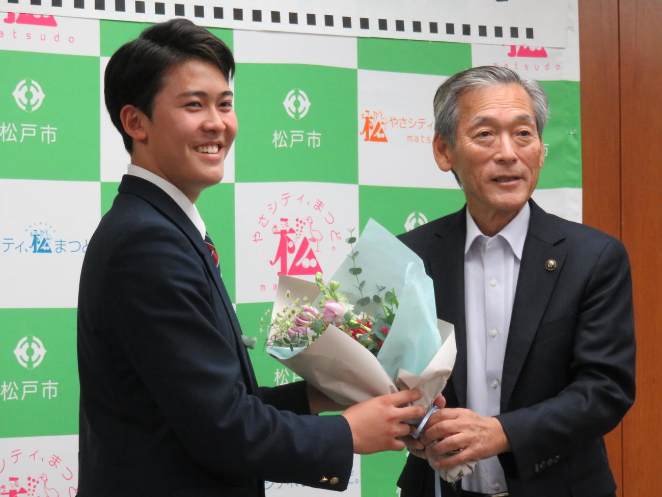松戸市役所を表敬訪問したロッテのドラフト4位、幕張総合・早坂響投手（左）と、出迎えた本郷谷健次市長