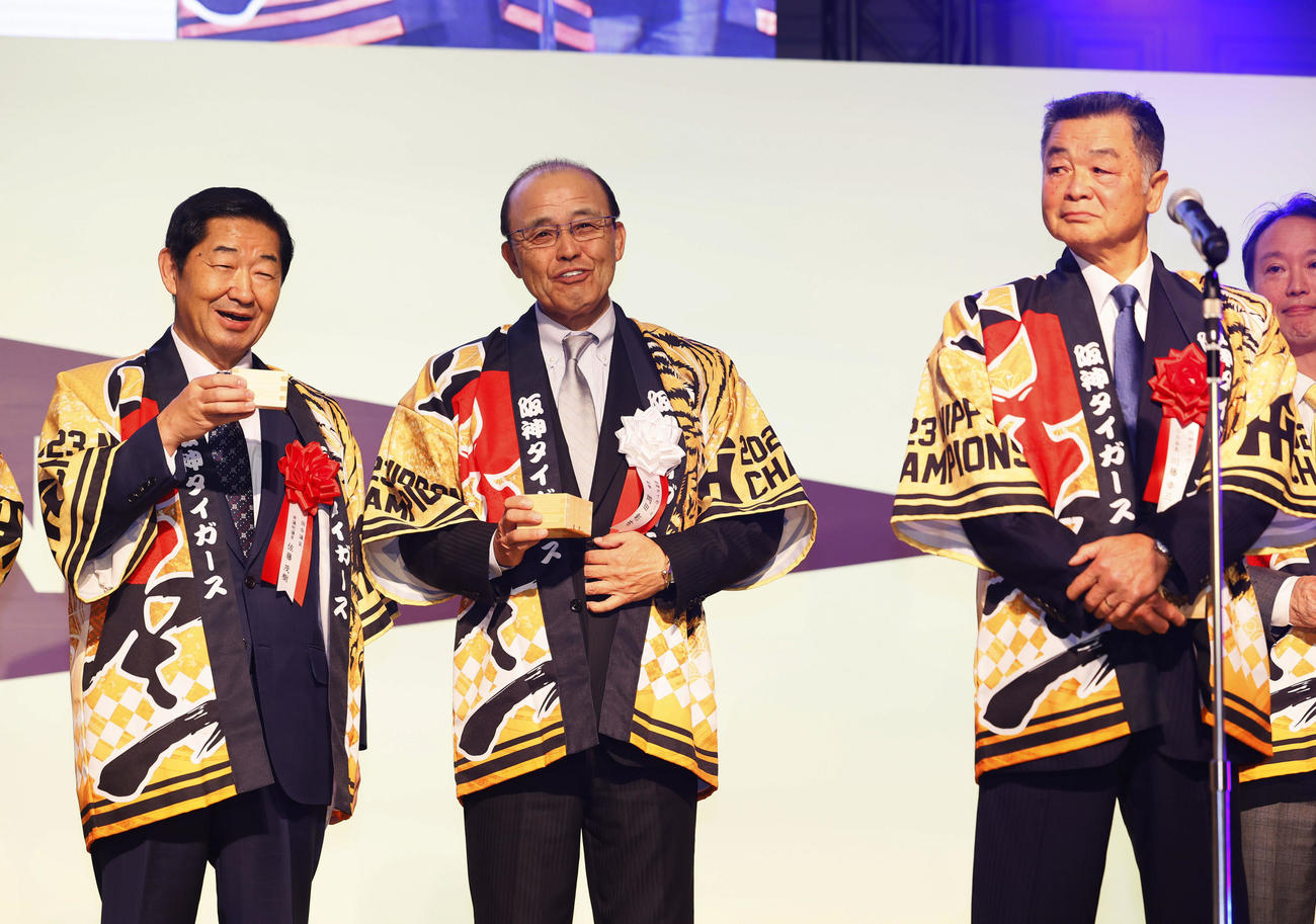 日本一・リーグ優勝祝賀会で乾杯の升を手に笑顔を見せる阪神岡田監督（中央）（撮影・藤尾明華）