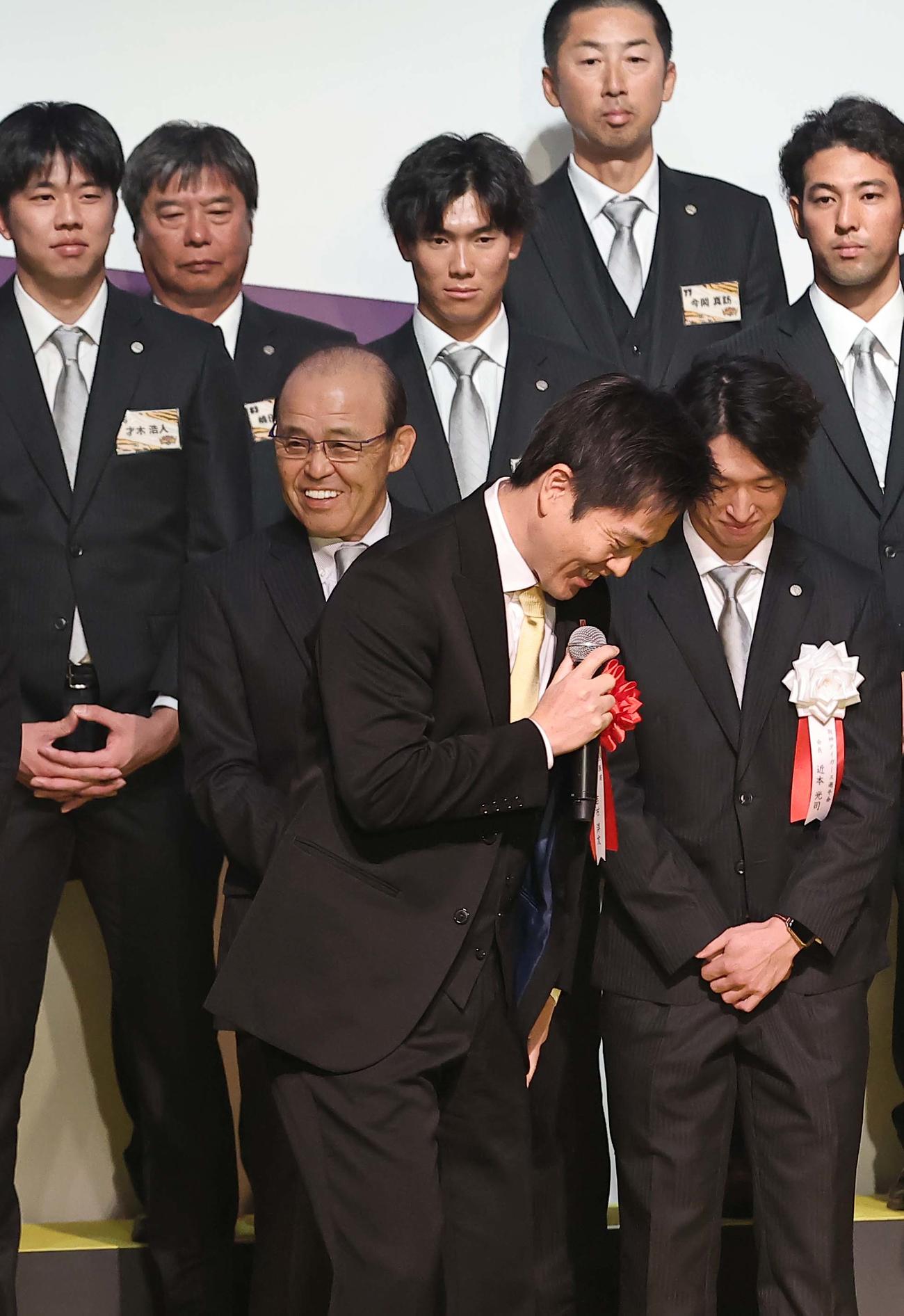 吉村大阪府知事（中央）から感謝の言葉を受けた岡田監督（左）は笑顔を見せる（撮影・上田博志）