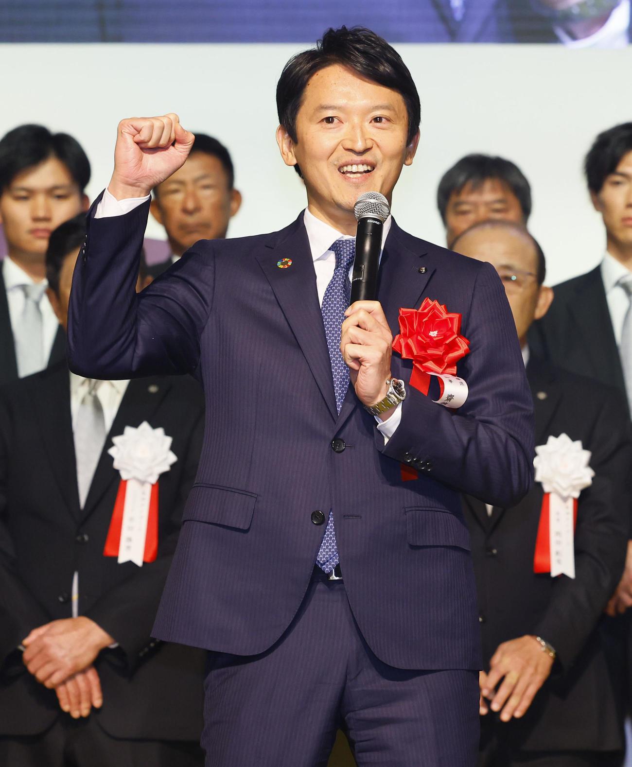 日本一・リーグ優勝祝賀会であいさつする斎藤兵庫県知事（撮影・藤尾明華）
