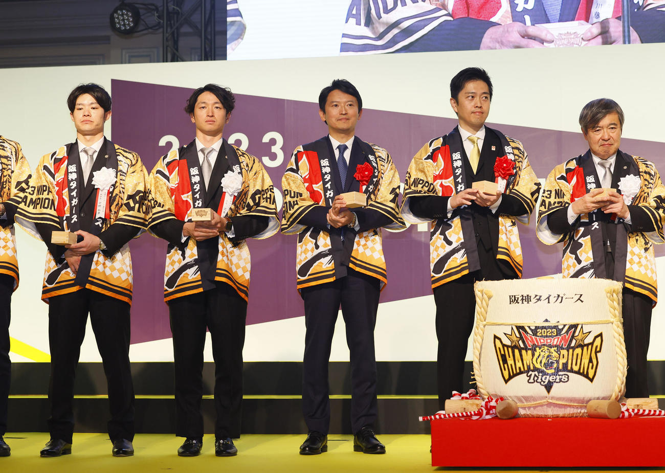 日本一・リーグ優勝祝賀会で乾杯のあいさつを聞く（左から）阪神中野、近本、斎藤兵庫県知事、吉村大阪府知事、阪神の杉山オーナー（撮影・藤尾明華）