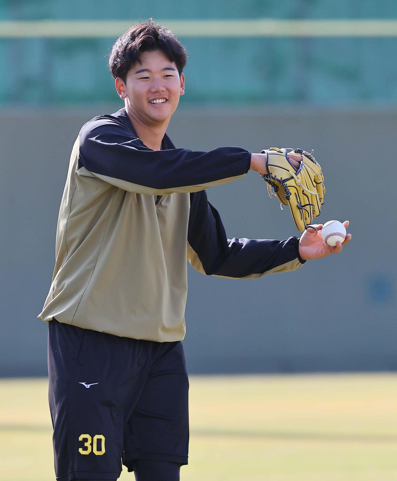 笑顔を見せながらキャッチボールをする門別（撮影・上田博志）