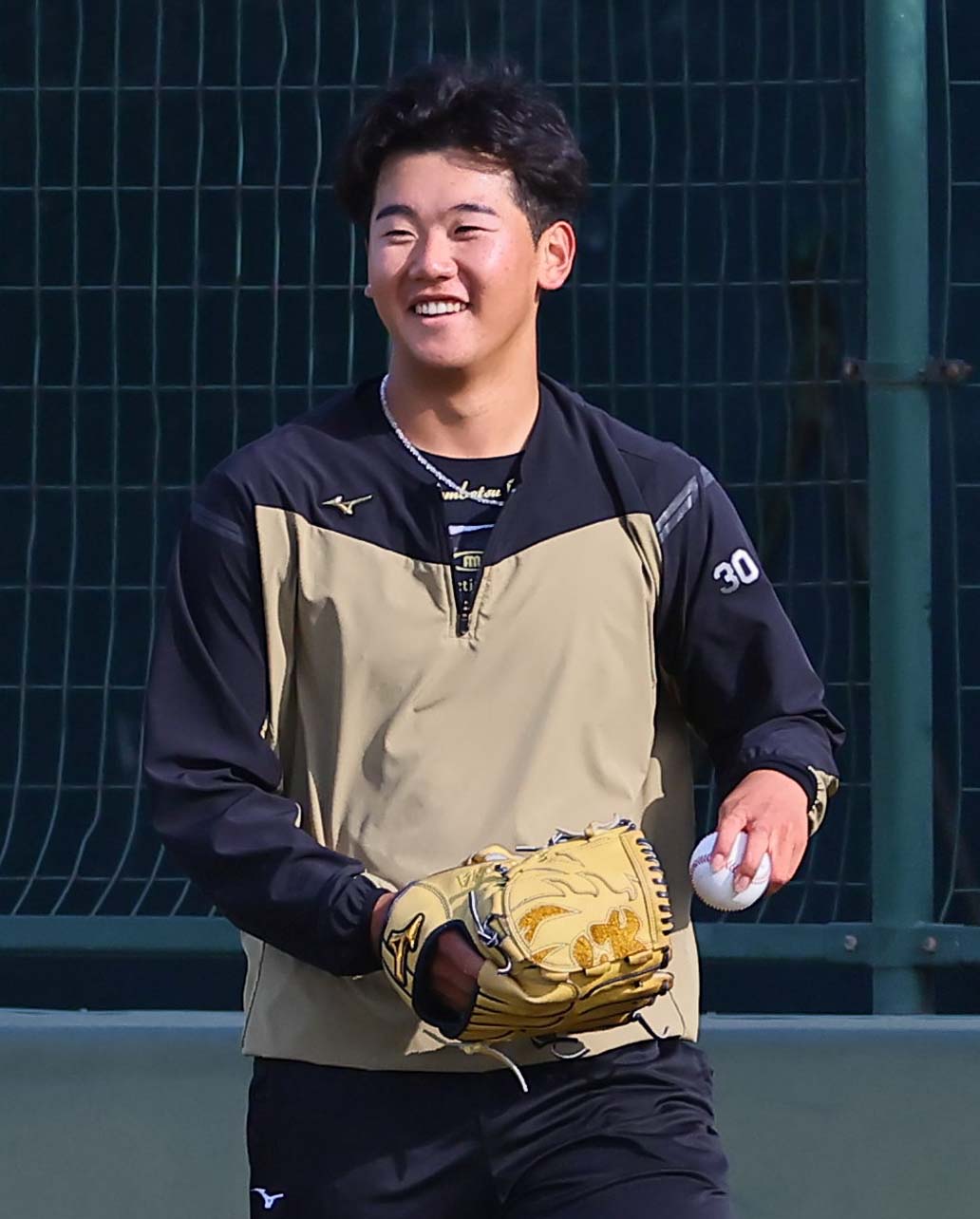 笑顔を見せながらトレーニングをする門別（撮影・上田博志）