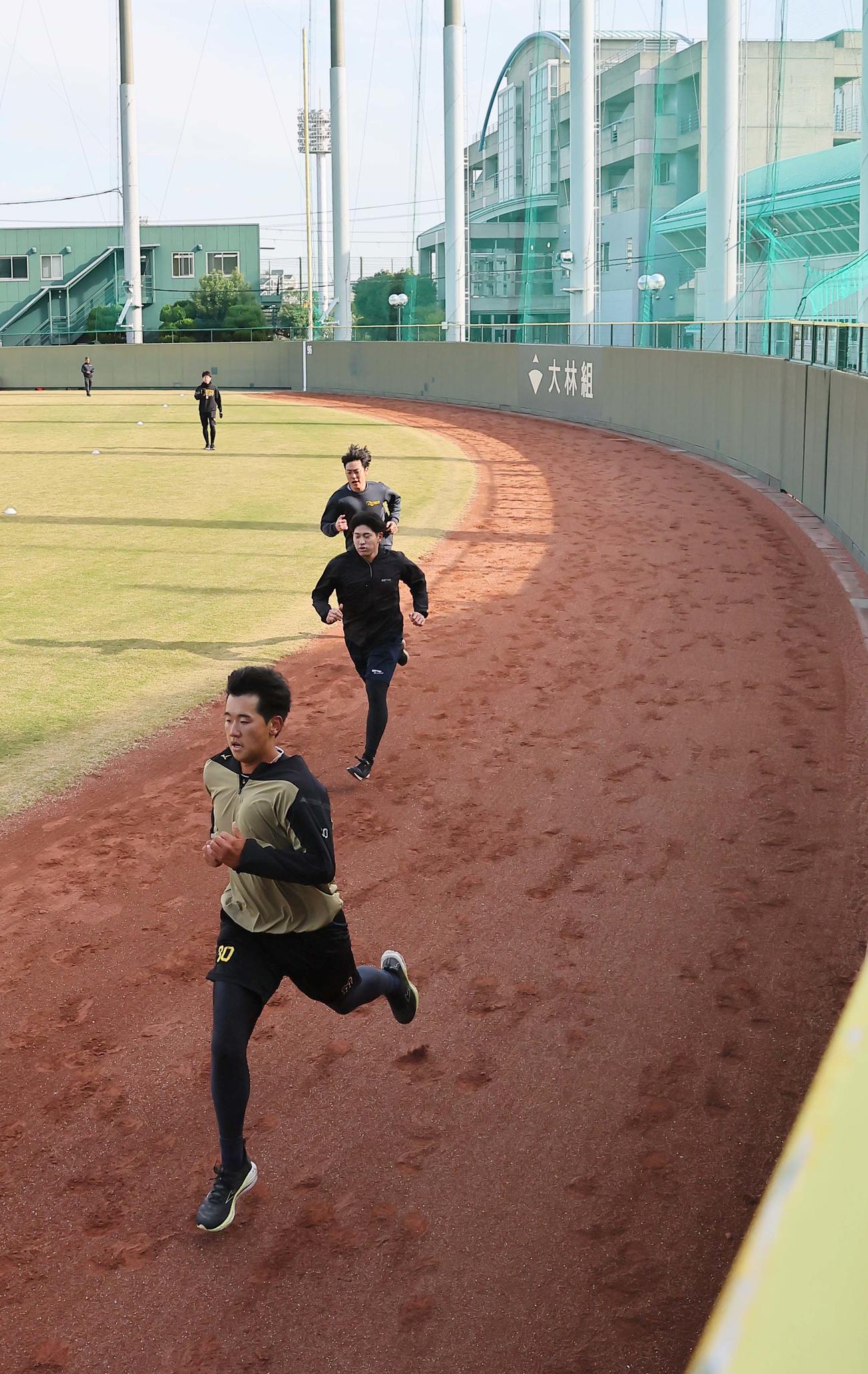 外野をダッシュする左から門別、伊藤稜、小川（撮影・上田博志）