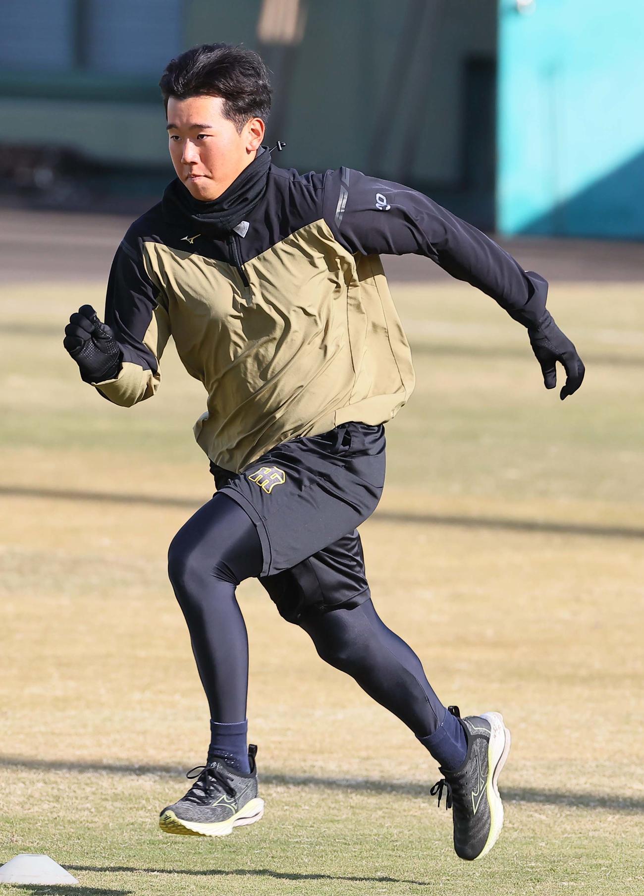 外野をダッシュする門別（撮影・上田博志）