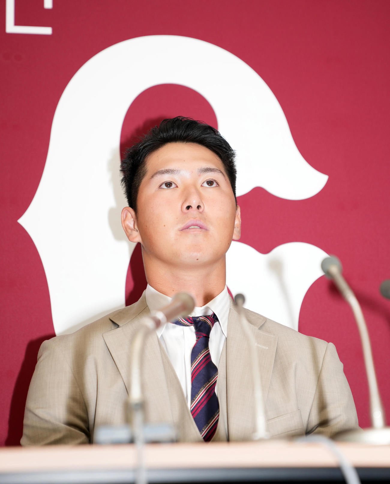 契約更改後、会見を行う巨人秋広（撮影・狩俣裕三）